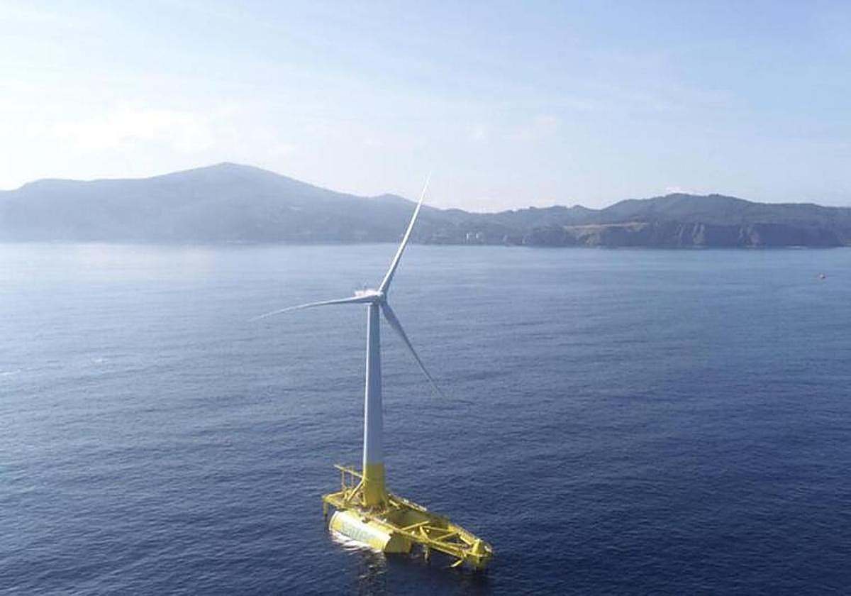 El molino produce ya electricidad a casi 4 kilómetros de distancia de la costa de Armintza.