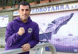 El presidente de Sanpedrotarra Xabier Isasa realiza un gesto de victoria frente a la sede del club en Kalparra.