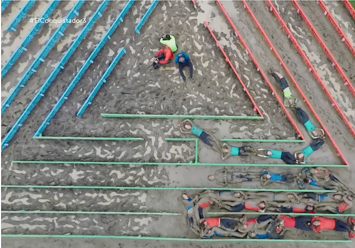 Los concursantes de El Conquistador en el barro de la prueba de inmunidad