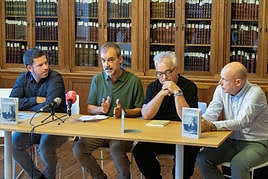 Mikel Mendizabal, Jesus Rubio eta Iñigo Lamarca, liburuaren aurkezpen ekitaldian.