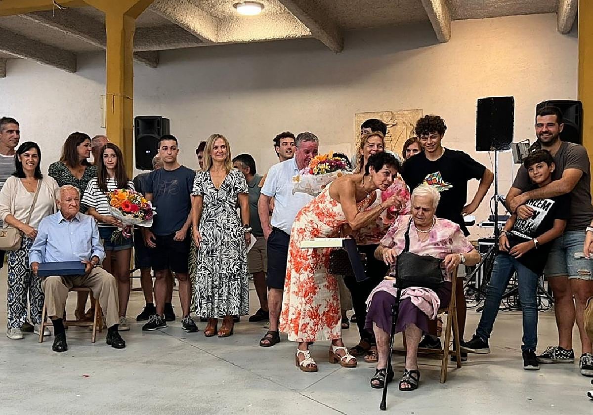 Francisco Alcalde y María Carnero acompañados por su familia y representantes municipales en el homenaje.