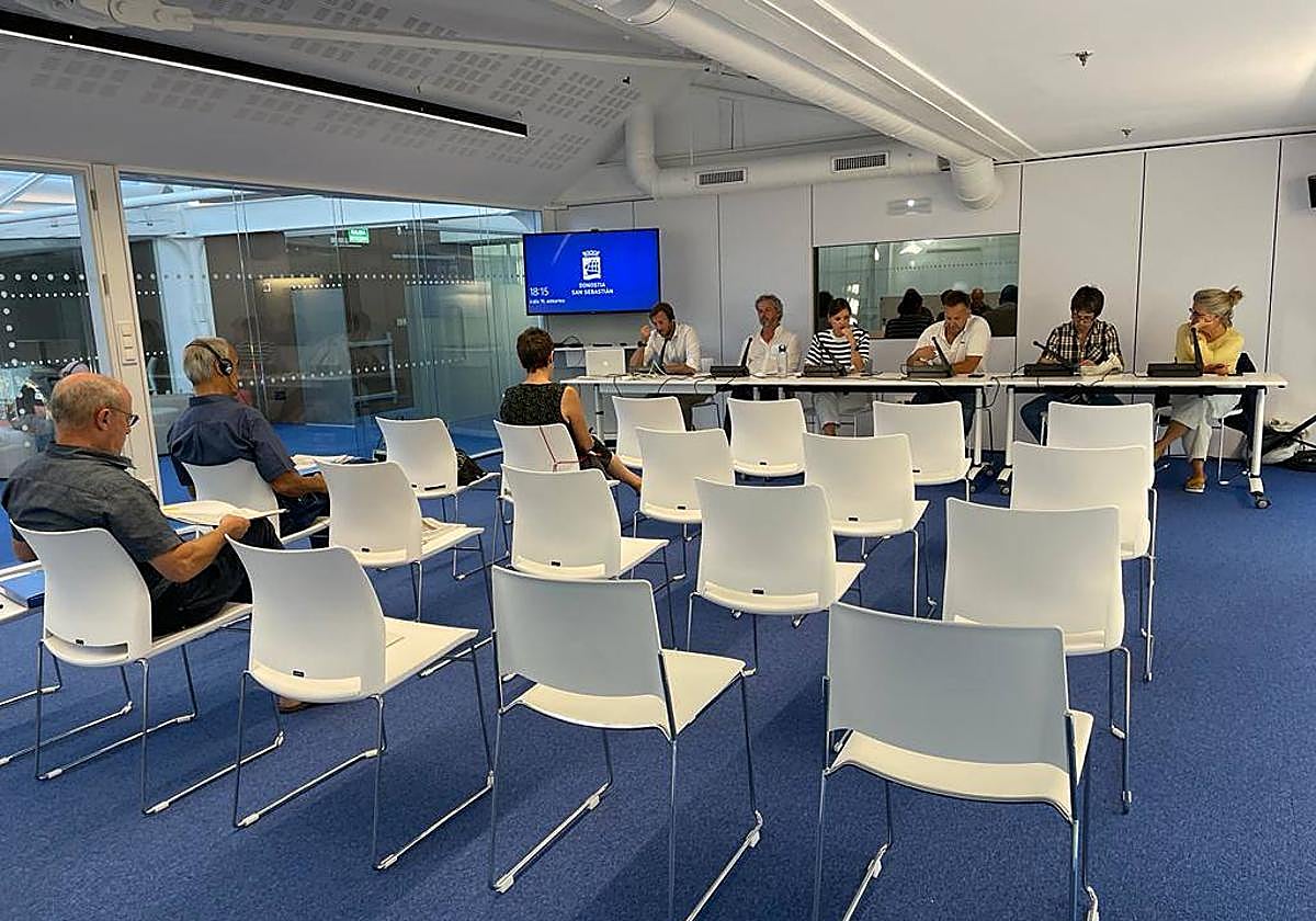 La presentación pública de las ordenanzas fiscales de 2024 contó ayer con la asistencia de un único ciudadano que quiso conocer con detalle los cambios en los impuestos y tasas que se aplicarán a partir del 1 de enero. Junto a él se sentaron en las sillas el exalcalde Juan Karlos Izagirre y la concejala de EH Bildu Itziar Iturri.