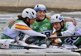 Maialen Chourraut, Laia Sorribes y Olatz Arregui celebran su segundo puesto en el canal de Essex este martes.