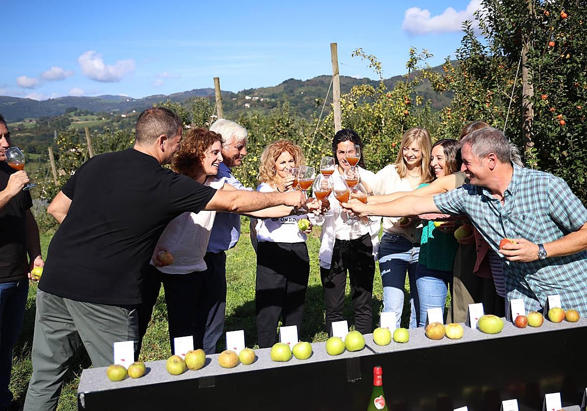 Productores y sidreros brindan con el caldo de la nueva cosecha.
