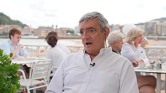 «Los británicos son muy educados pero cuando salen de vacaciones pierden los papeles»