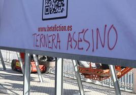 Una de las pintadas de 'Ternera asesino' aparecida esta mañana en los carteles del Zinemaldia