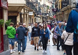 Decenas de turistas recorrren la Parte Vieja de Donostia.