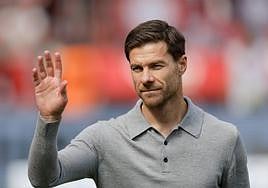 Xabi Alonso saluda antes de un partido.