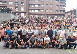 Histórico reencuentro entre los veteranos de la sokatira para recordar a Angel Errazu con una tirada especial el lunes, en la plaza Gernikako Arbola.