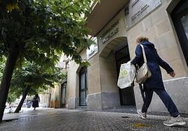 Una mujer pasa por delante del PAC situado en la calle Bengoetxea de Donostia.