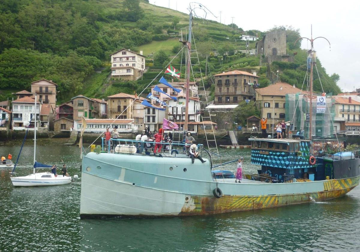 En la bahía. El día que el buque zarpó de Pasaia rumbo a otros destinos.