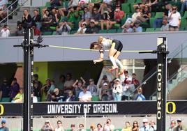 Duplantis rebasa el listón para batir el récord mundial, el domingo.