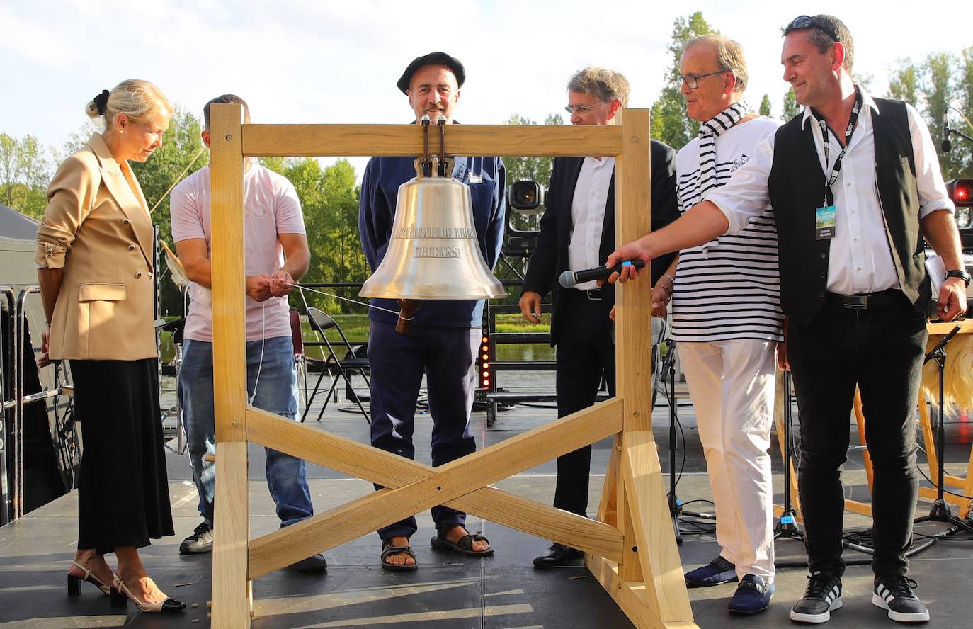 El presidente de Albaola, Xabier Agote (en el centro), en el acto de apertura del Festival de Loire.