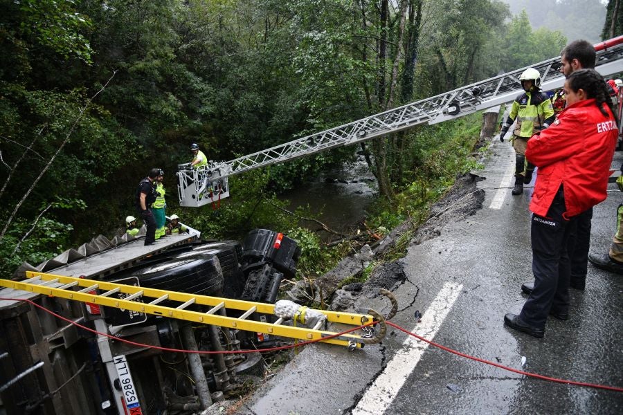 Rescate de un camionero en Urretxu
