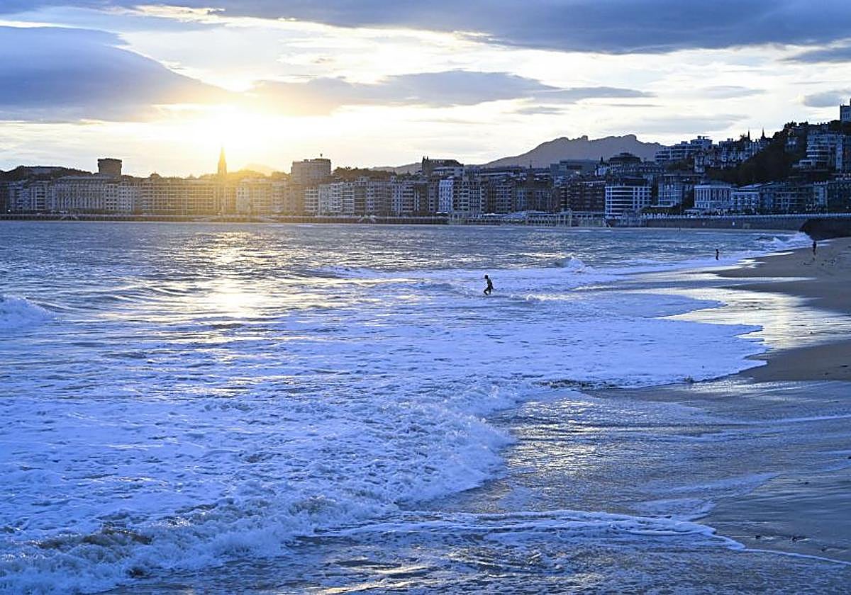 Las olas protagonistas en una jornada gris.