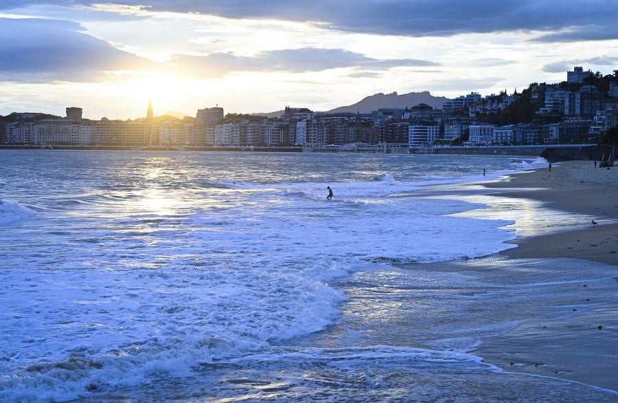 Las olas protagonistas en una jornada gris