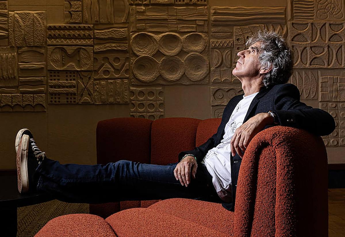 Desde el hall del Hotel Tres Reyes, en Miramon, el músico concedió la primera entrevista en la que habla de su nuevo trabajo.