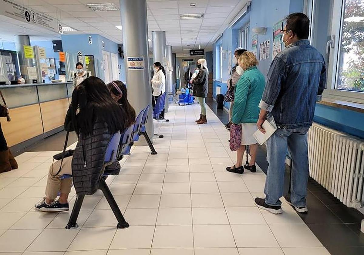 arios pacientes hacen cola en un centro de salud de Osakidetza