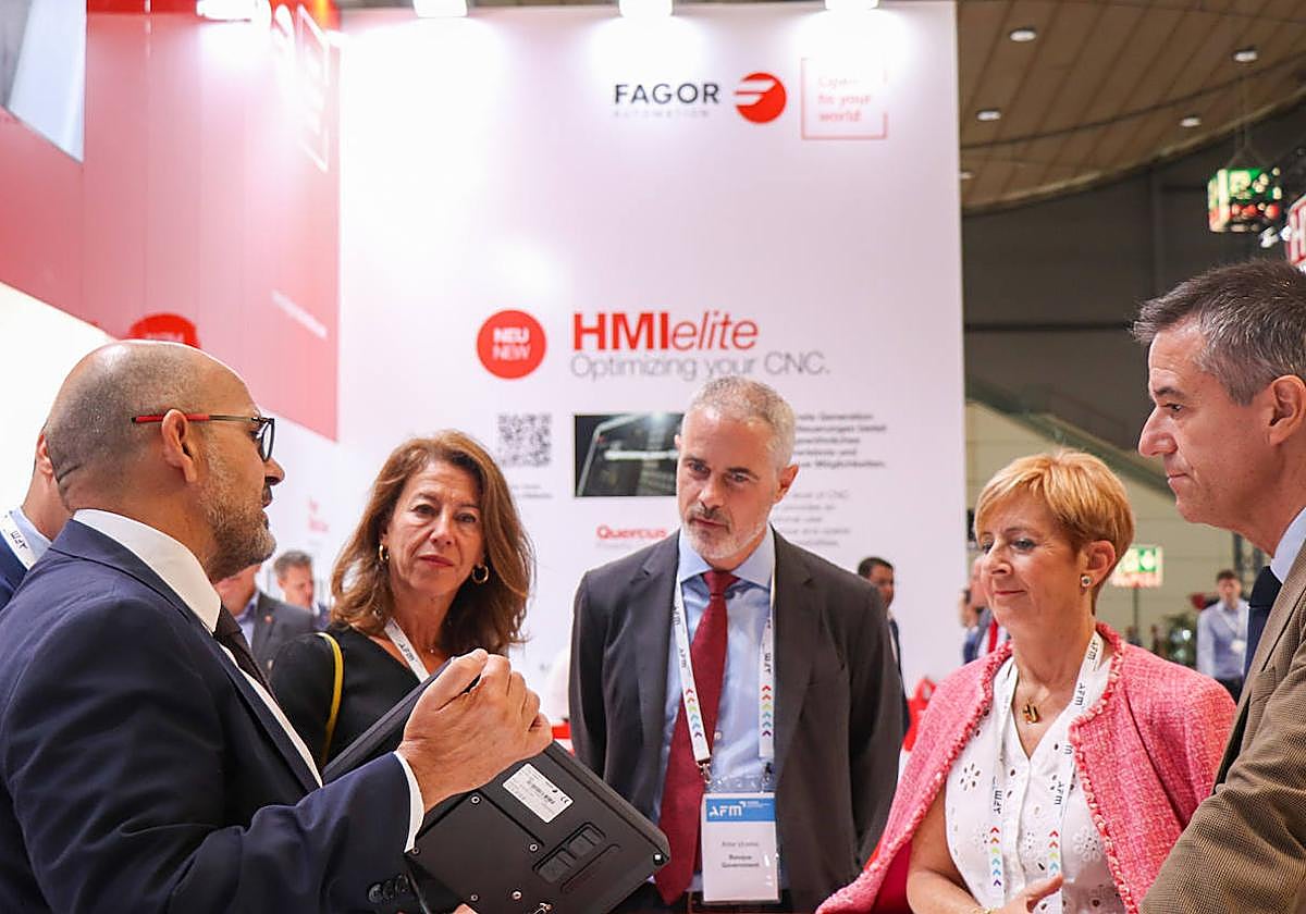 La consejera Arantxa Tapia en la EMO de Hannover con distintos representantes del sector de la máquina-herramienta.