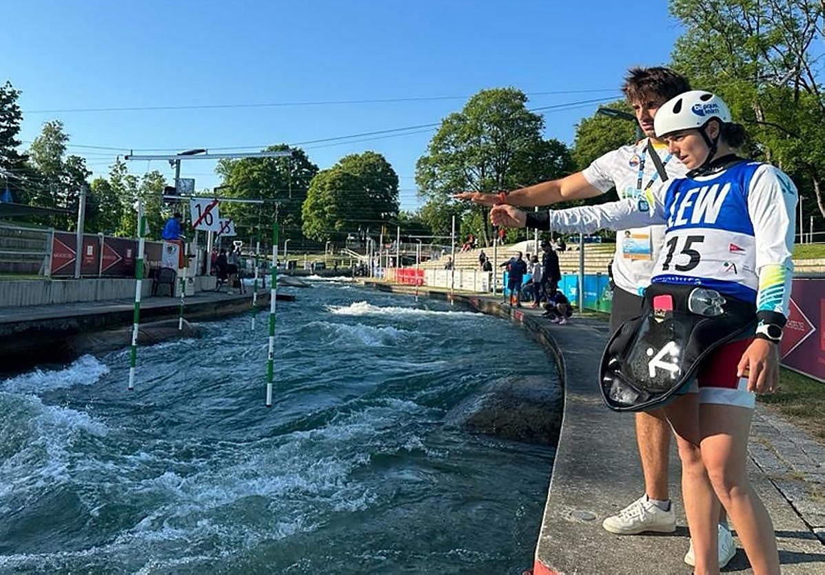 Klara y su hermano y entrenador Telmo, analizando un recorrido.