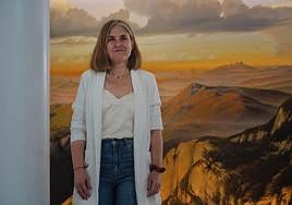 Nerea Kortajarena posa delante de un cuadro en el Parlamento Vasco.