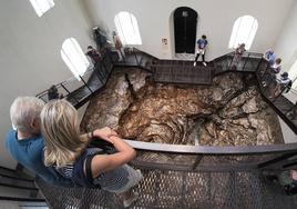 Visitantes en Hondalea, la obra de Cristina Iglesias en la isla.