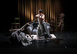 Metrokoadroka Kolektiboaren 'Zeozertan dabil baina ez dakit zertan' obrako irudi bat.