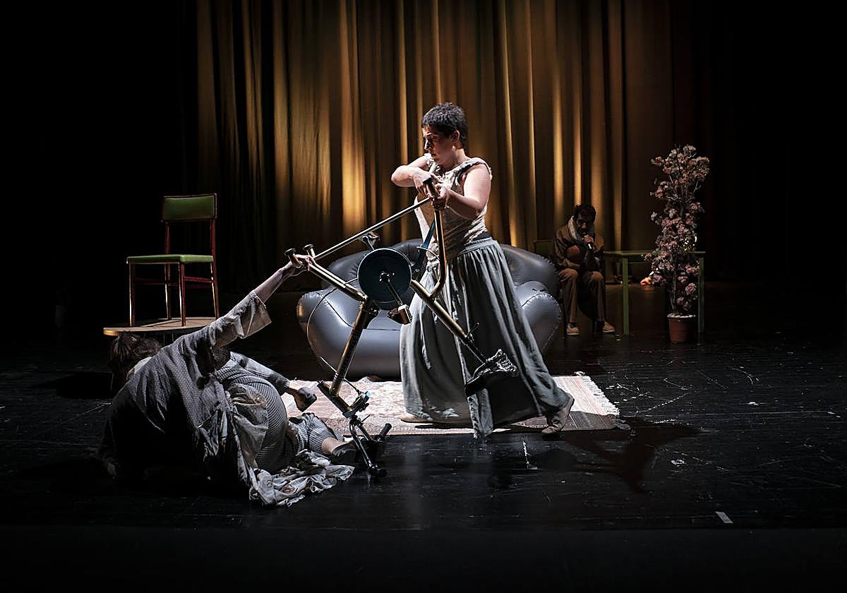 Metrokoadroka Kolektiboaren 'Zeozertan dabil baina ez dakit zertan' obrako irudi bat.