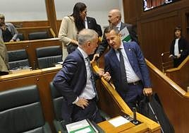 El consejero de Educación, Jokin Bildarratz, con el lehendakari, Iñigo Urkullu, en un pleno del Parlamento vasco, en una imagen de archivo.