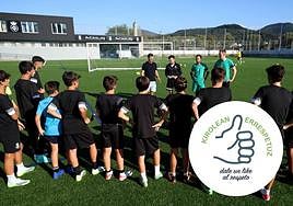 Borja Abad y su equipo de colaboradores explican su metodología a un grupo de jugadores de los equipos inferiores en uno de los entrenamientos del conjunto fronterizo en las instalaciones de Gal.