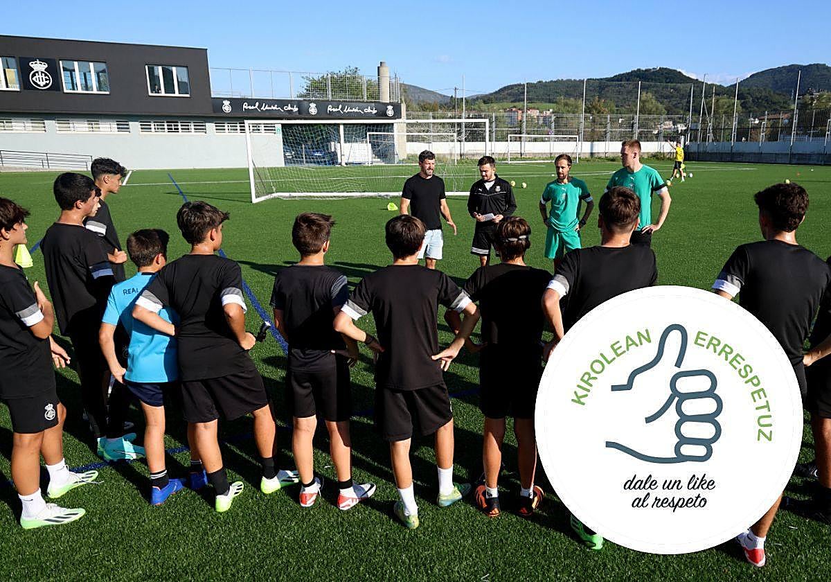 Borja Abad y su equipo de colaboradores explican su metodología a un grupo de jugadores de los equipos inferiores en uno de los entrenamientos del conjunto fronterizo en las instalaciones de Gal.