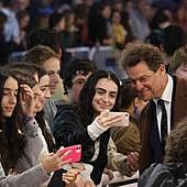 Un radiante Dominic West anima un 'desfile' pasado por agua