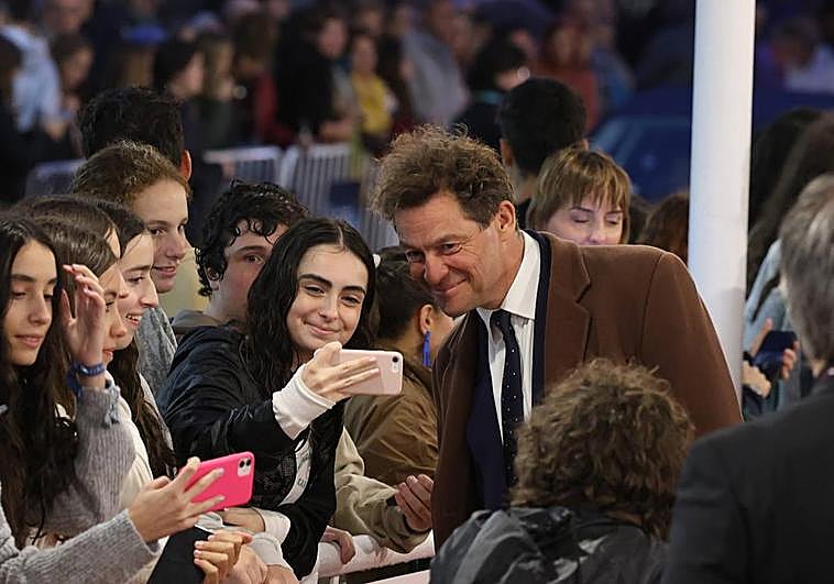 Dominic West, en la alfombra roja del Zinemaldia.