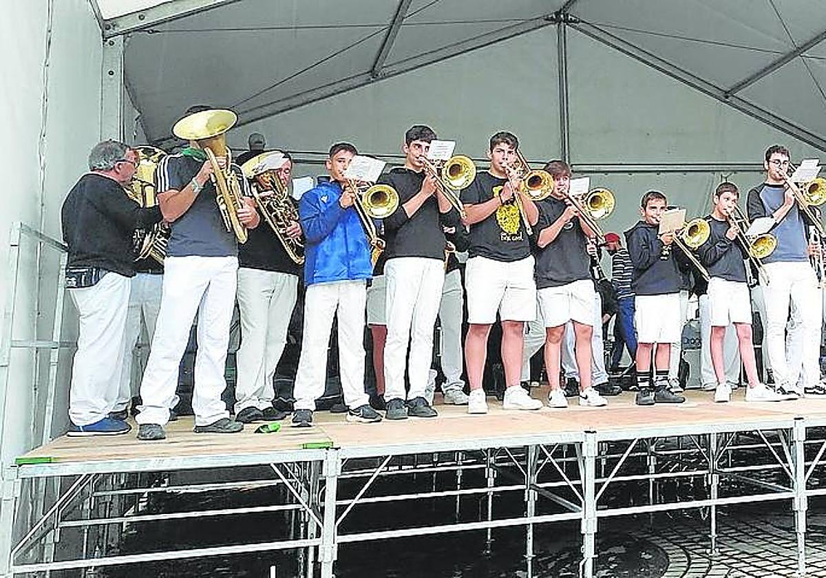 Loatzo Musika Eskolako bandak girotu zuen jaien hasiera, herensugea ere udaletxeko fatxadan dago jaiak amaitu bitartean.