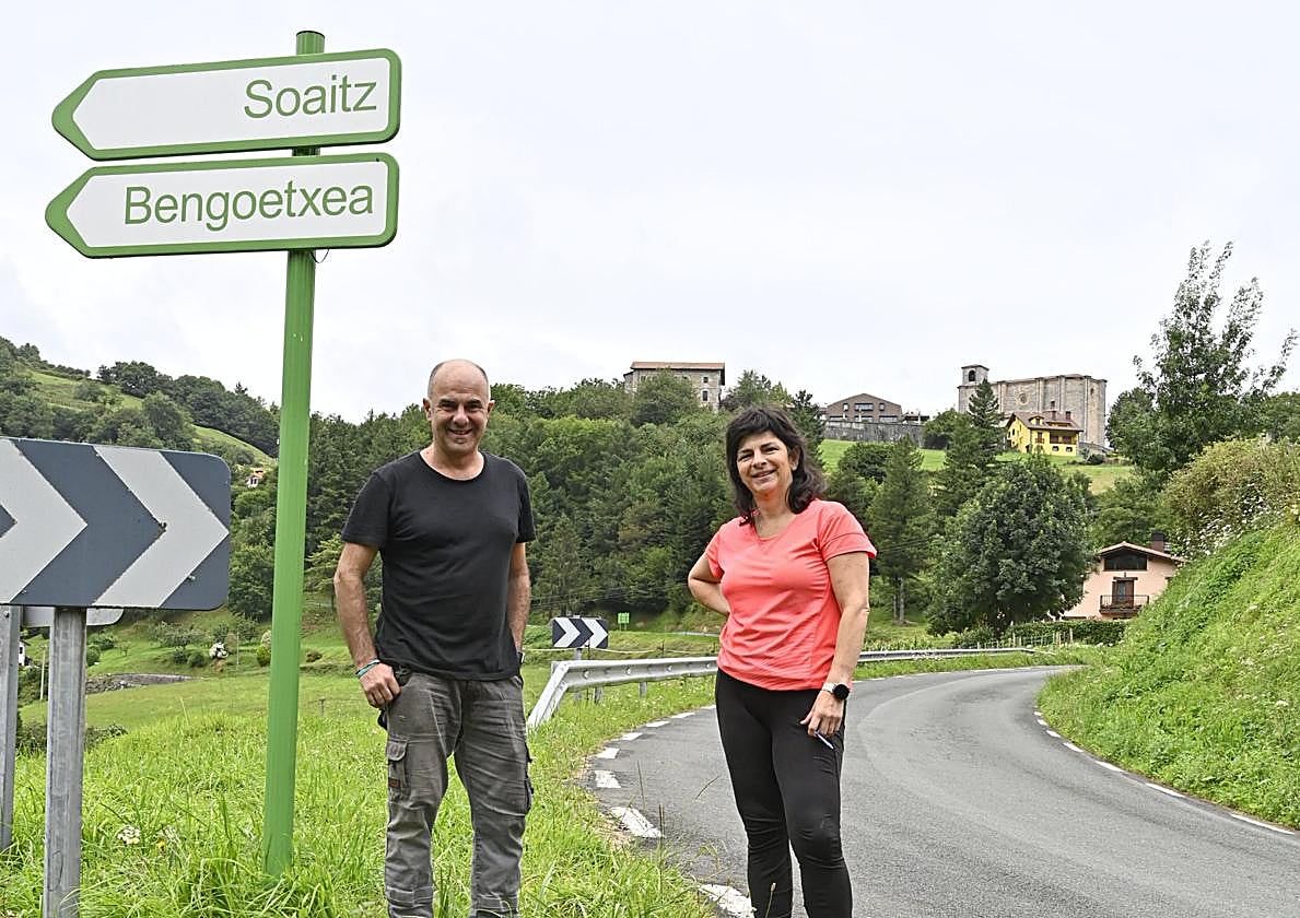 Los hermanos Urruzola Aranzabe, Manu y Aitziber, junto al cartel que ubica su taller y casa familiar.
