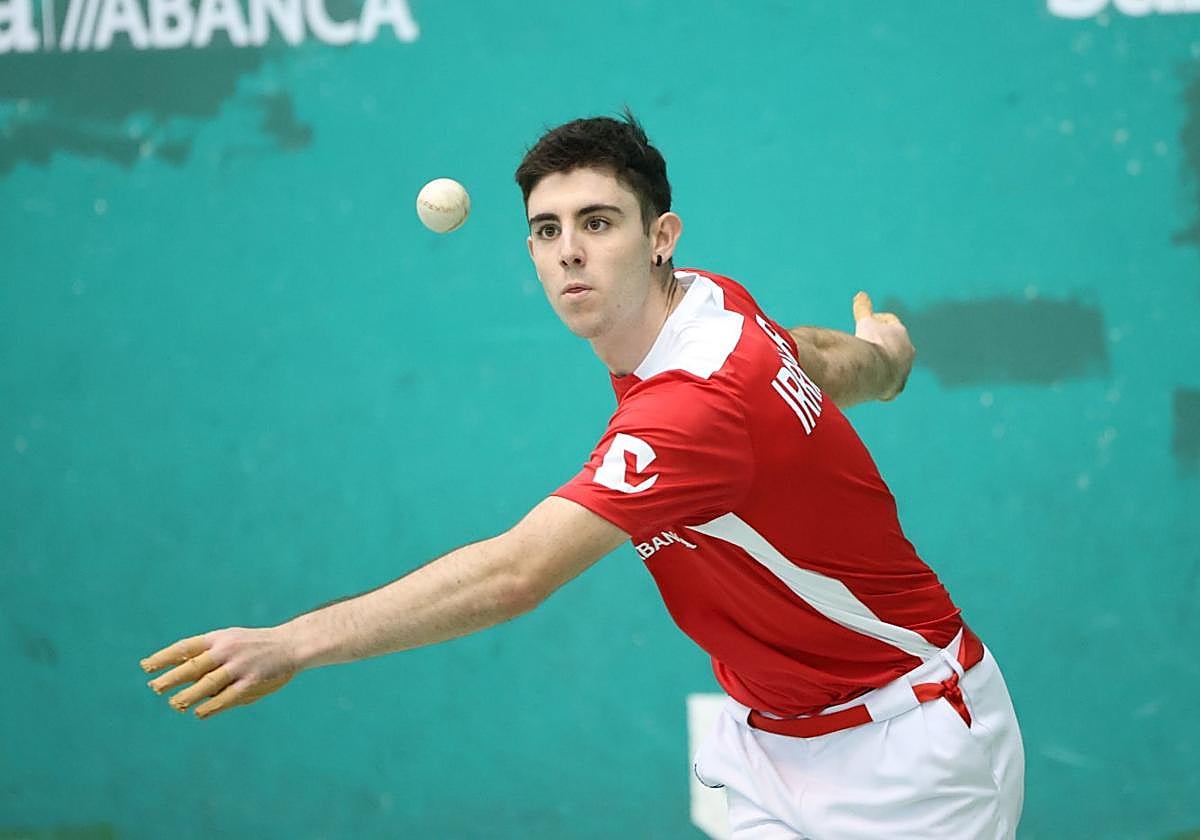 Ekhi Irribarria ejecuta un saque en el frontón Sahatsaga de Getaria.