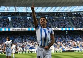 Mikel Oyarzabal se mete el balón debajo de la camiseta para celebrar el cuarto gol de la Real, segundo de su cuenta particular.