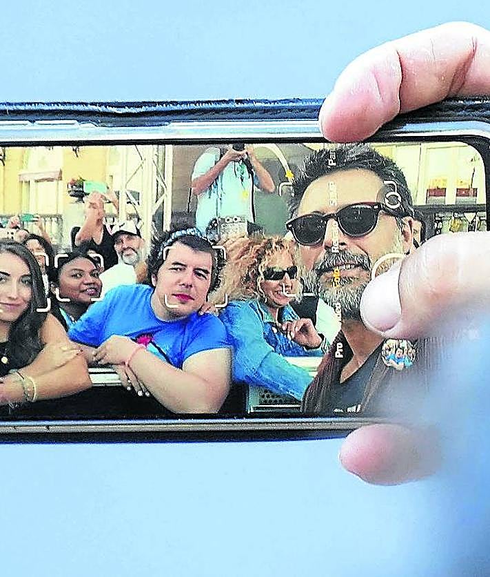 Imagen secundaria 2 - «Hacía tiempo que una estrella no pasaba tanto rato atendiendo a la gente»