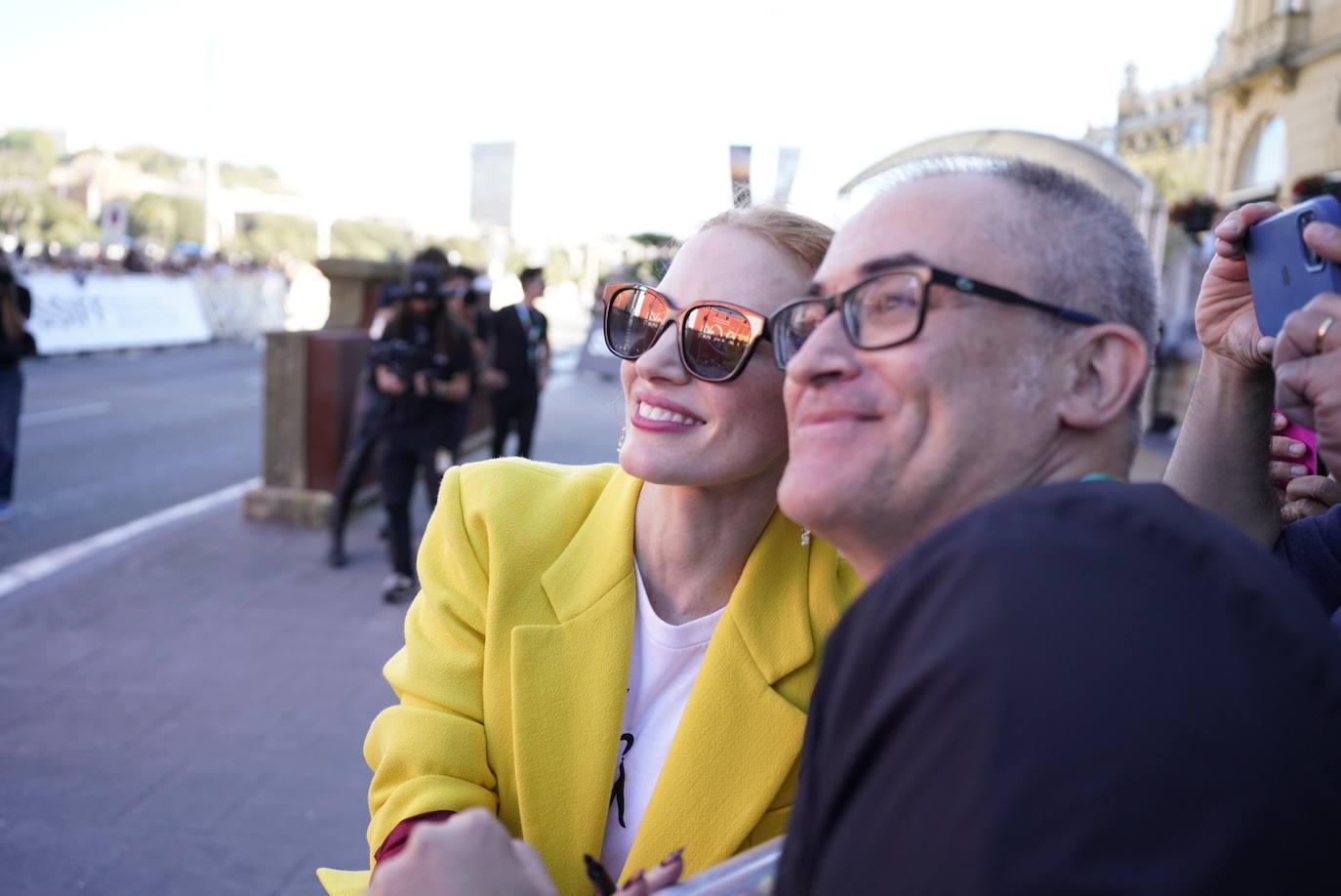Jessica Chastain ilumina Donostia con su glamour reivindicativo