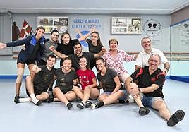 Los doce integrantes de Gero Axular Dantza Taldea que viajarán a China para participar en el festival de Qingxu posan sonrientes antes de iniciar uno de los últimos ensayos.