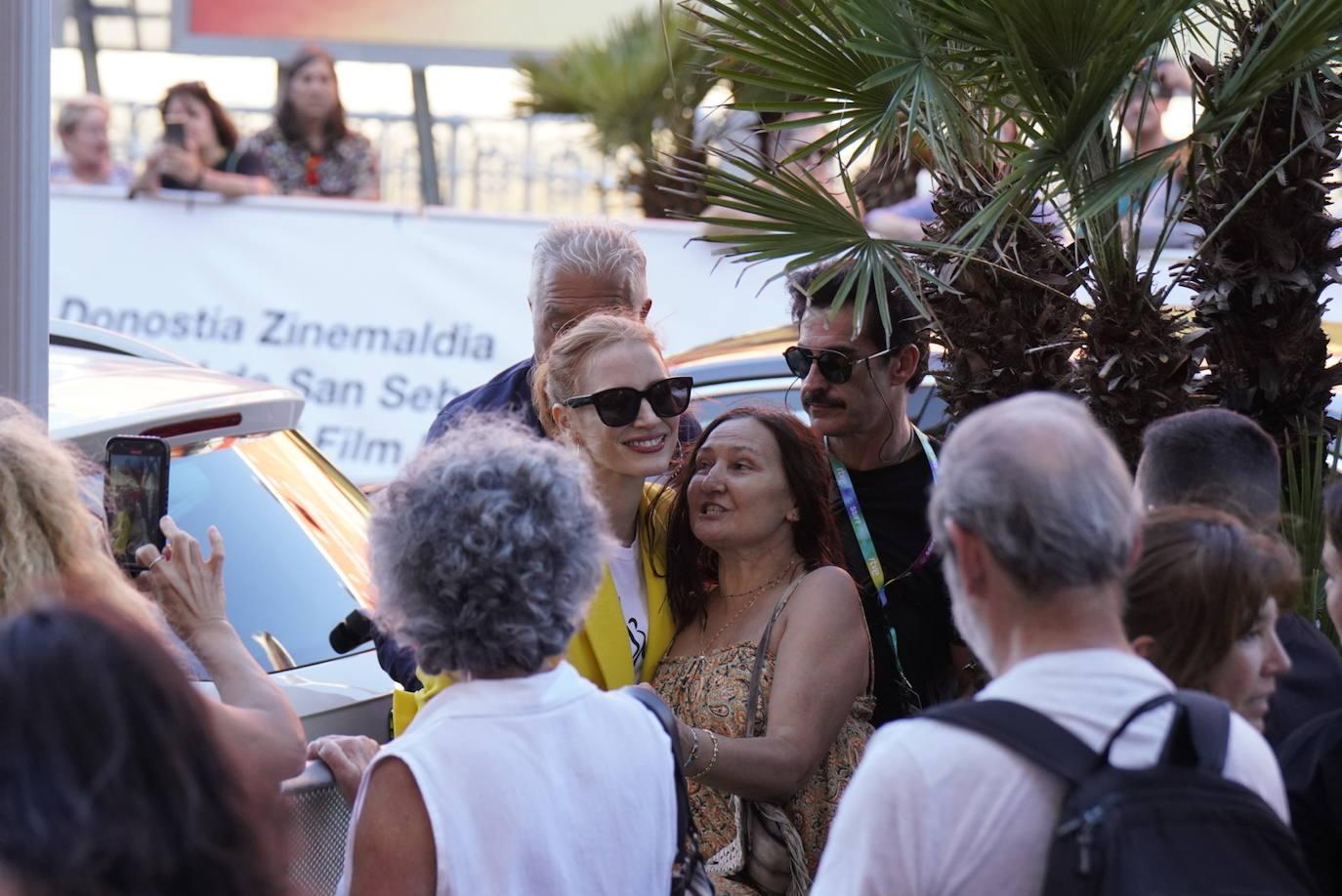 Jessica Chastain ilumina Donostia con su glamour reivindicativo