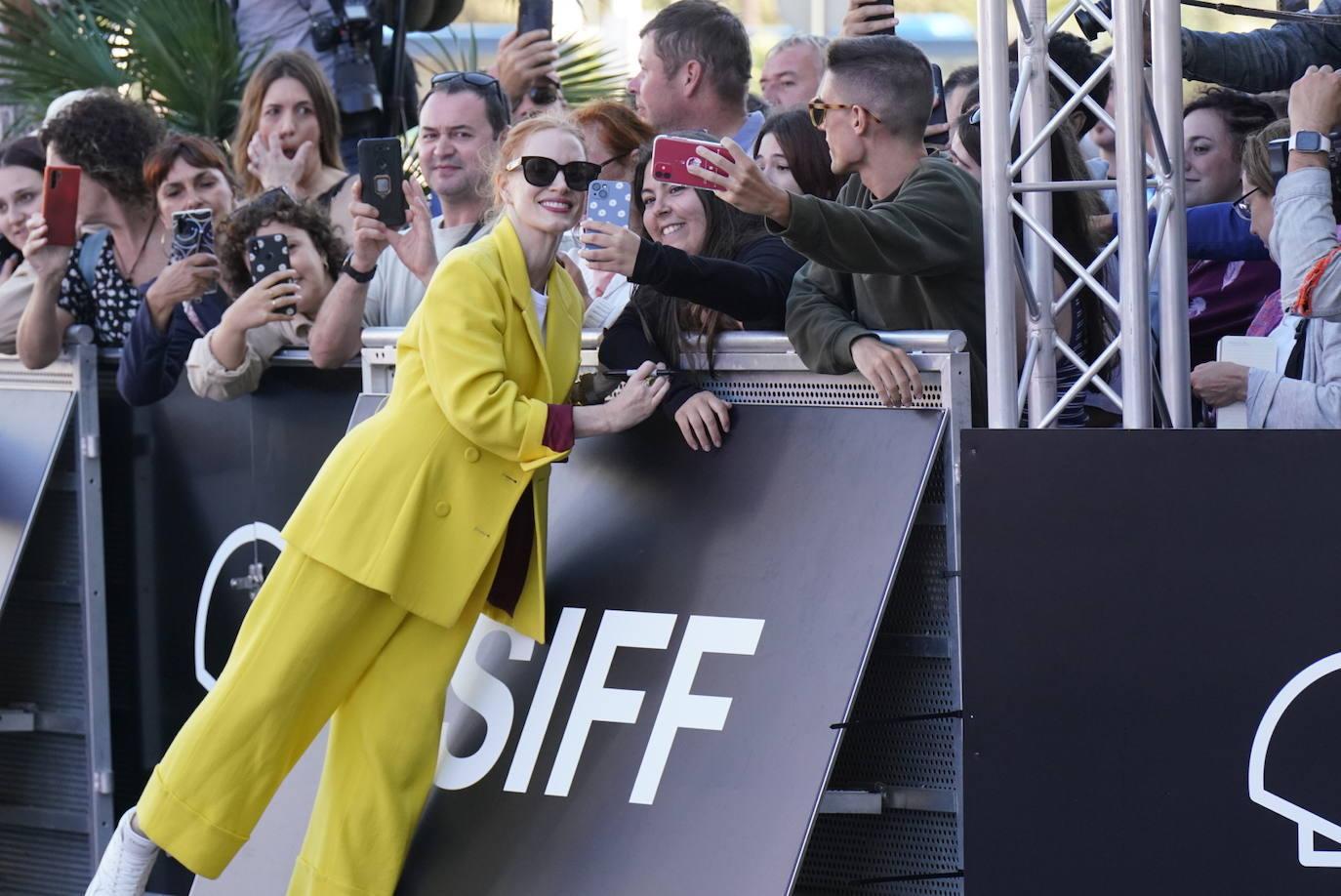 Jessica Chastain ilumina Donostia con su glamour reivindicativo