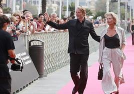 Mads Mikkelsen, con Tine Mikkelsen, productora de la película, en su paseíllo hacia el Victoria Eugenia.