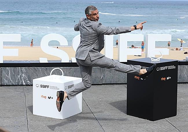 Leonardo Sbaraglia bromea con los fotógrafos durante el posado de la película argentina 'Puan'.