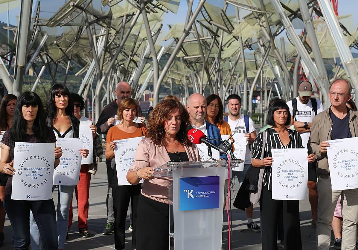 Idurre Eskisabel, Kontseiluko idazkari nagusia, euskalgintzako eragileekin egindako agerraldian.