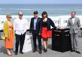 Parte del reparto de 'Puan', junto a los directores Benjamín Naishtat y María Alché (en el centro), en la presentación de la película en el Zinemaldia.
