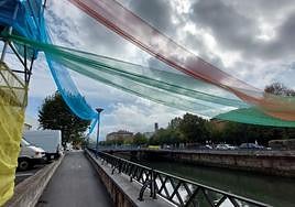 Los alrededores del río Oiartzun ya cuentan con lonas de colores para recibir a los visitantes este domingo.