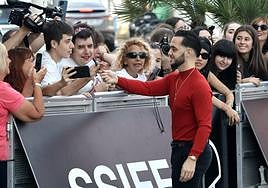 La llegada de C. Tangana al María Cristina congregó ayer a numerosos aficionados. Hoy es su día.