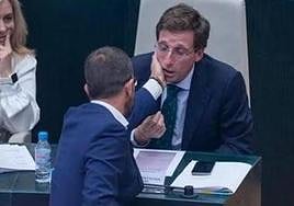 Momento en el que Viondi toca la cara de Almeida