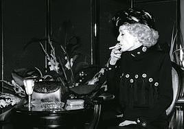 Bette Davis, diva del cine norteamericano, fuma un cigarrillo durante su estancia en San Sebastián, en el año 1989, cuando fue galardonana con el Premio Donostia en el Zinemaldia.